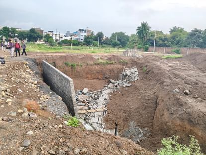 Indore: Three workers died and one injured due to wall collapse during rain in Indore