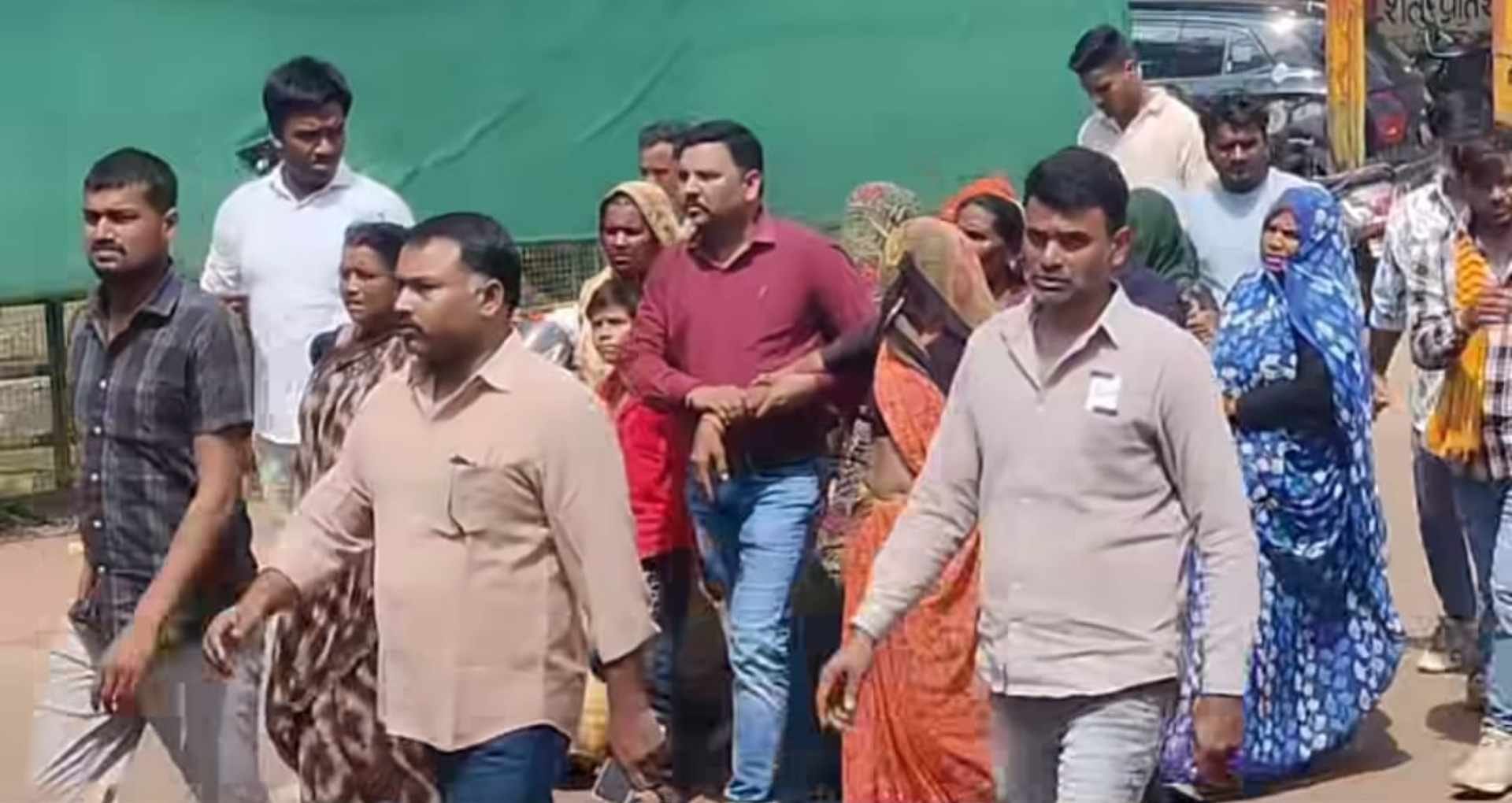 विरोध प्रदर्शन करते लोग