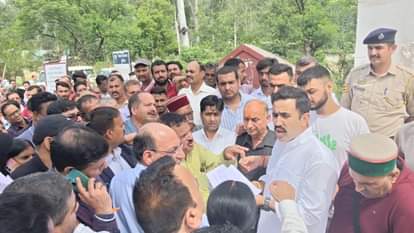 सुन्नी में लोक निर्माण मंत्री विक्रमादित्य सिंह।