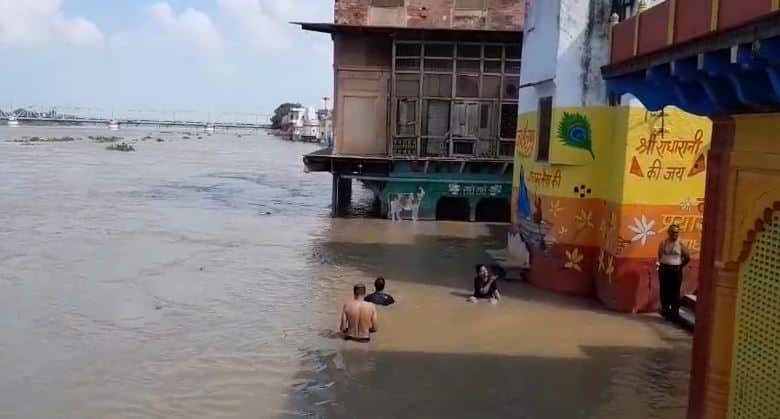 flood in up mathura in worst condition due to yamuna water level rise