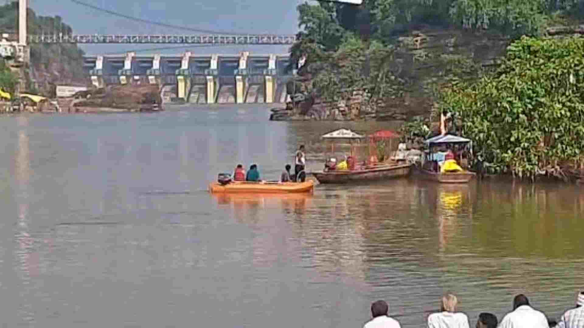 युवक तलाश में जुटे गोताखोर।
