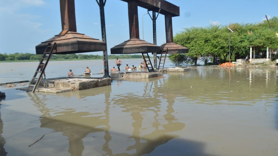 flood in up Yamuna in Agra in spate 15 villages in danger of flood