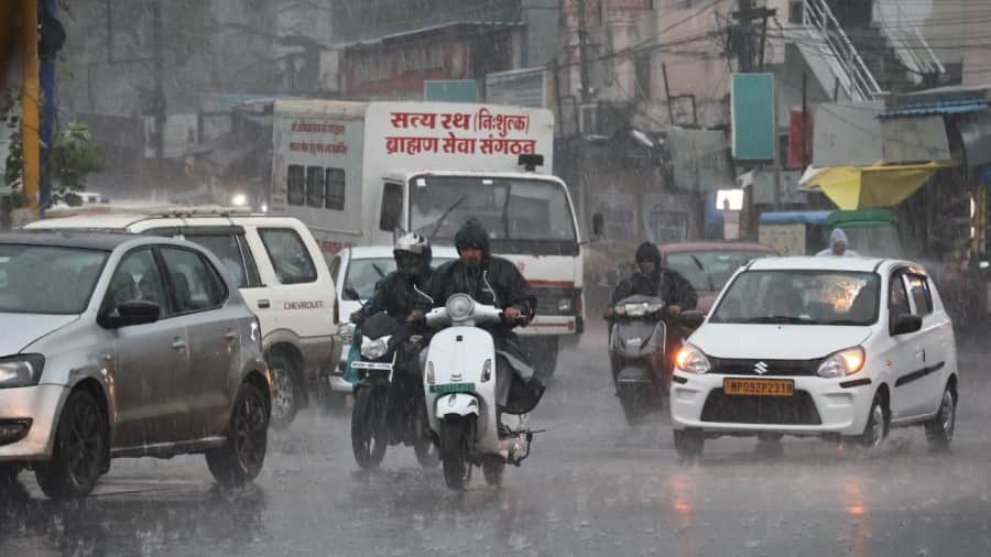 indore news heavy rain continues in city till end of august monsoon system active
