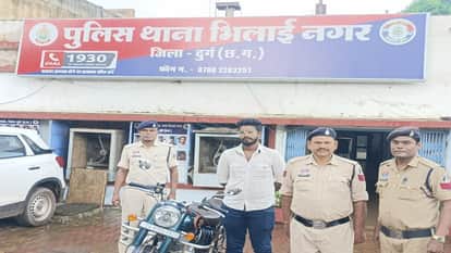 Girl sits on the bike tank hugging her boyfriend video of the couple romancing in public goes viral in Durg