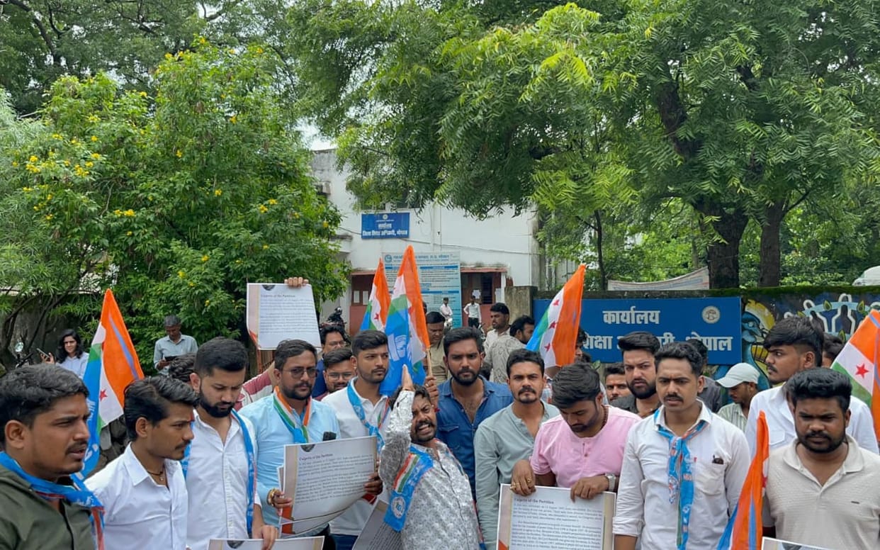 Bhopal: NSUI protests in DEO office, says- Congress is held responsible for partition of India in NCERT module