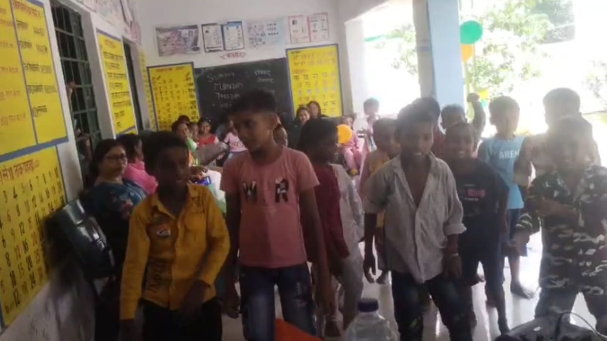 Video viral of students dancing to Akhilesh Yadav campaign song in government school in Azamgarh