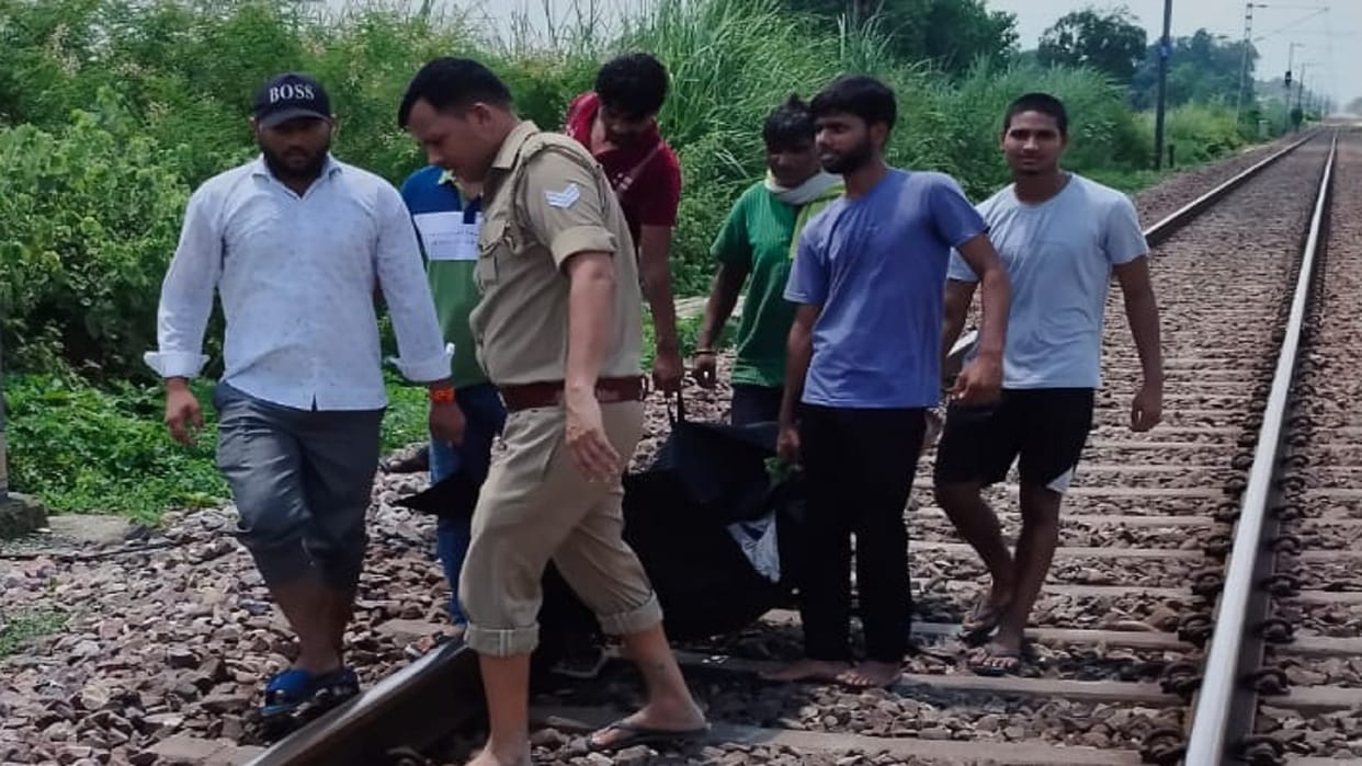 dead body was found in a paddy field in Hapur injury marks were found on head and body of deceased