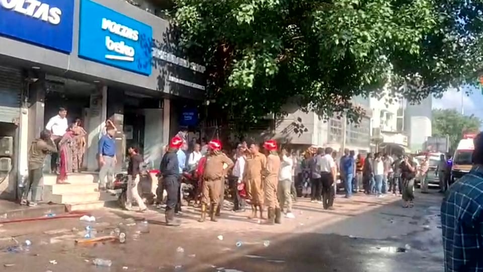 Fire breaks out in electronics showroom in Delhi, four people including three women die due to suffocation