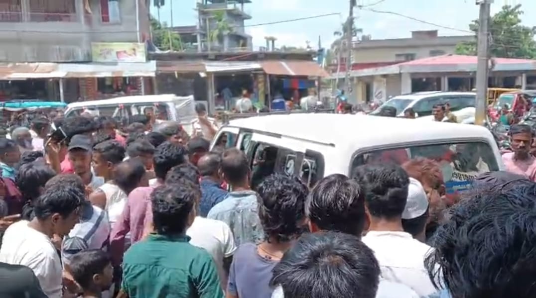 घटनास्थल पर जुटी भीड़