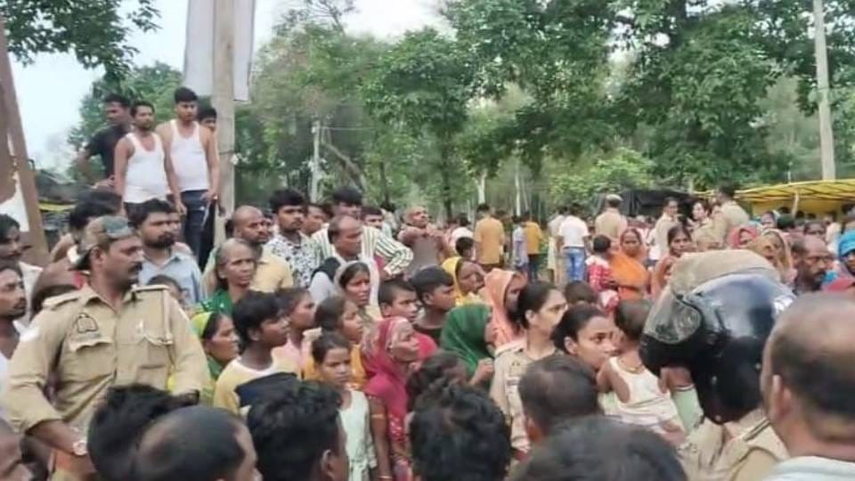 young man died who injured due to beating by hotel owner in Barabanki villagers blocked road by placing body