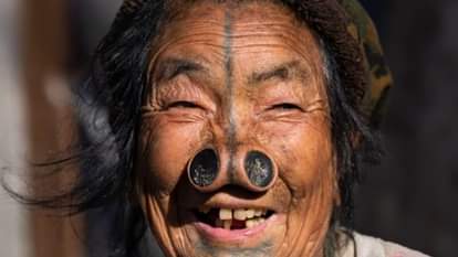 जिंदगी भर नाक के छेद को बंद रखती हैं ये महिलाएं