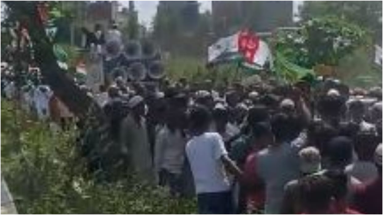 People taking out Chadar juloos in Urs-e-Razvi were stopped by the other party in Bareilly
