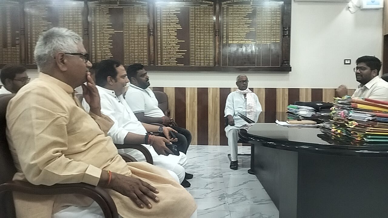 कांग्रेस नेताओं की डीएम के साथ बैठक
