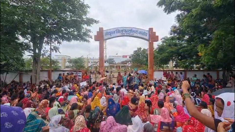 Thousands of Mitanin workers took out a foot march staged a sit in in front of the Collectorate in Balod