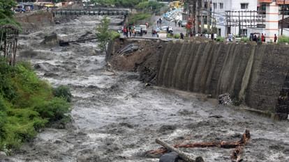 Himachal Cloudburst Kullu-mandi Two Bridges Seven Houses Shops And 6  Footbridges Washed Away Two Dead - Amar Ujala Hindi News Live - Himachal  Cloudburst :कुल्लू-मंडी में फटे बादल, दो पुल, सात मकान-दुकानें