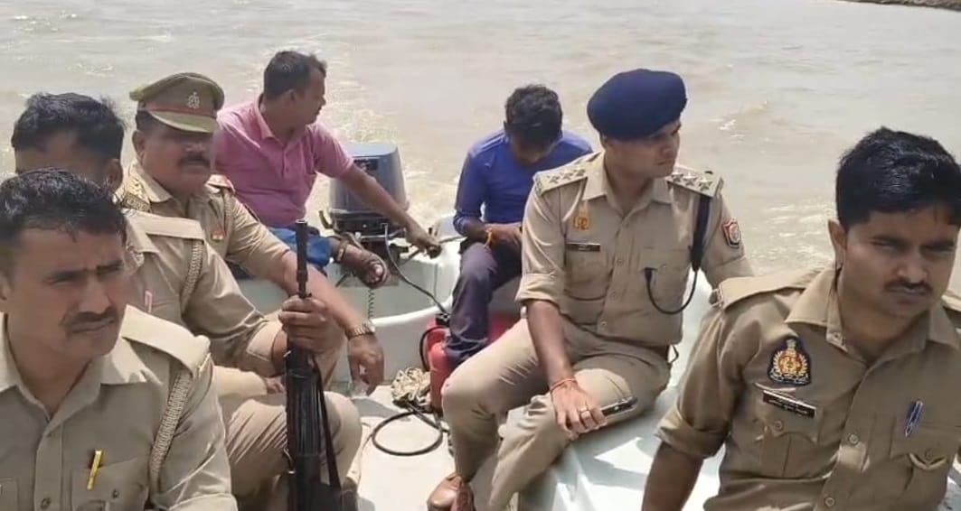 Orai The young man threw his two daughters into Yamuna and then jumped into it himself all three are missing