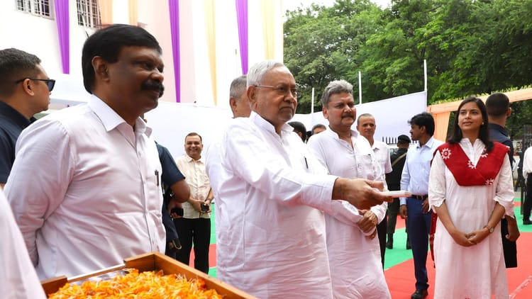 Bihar: करोड़ों की लागत से बना प्रबंधन विकास केंद्र और बालिका छात्रावास, सीएम नीतीश ने फीता काटकर किया शुभारंभ