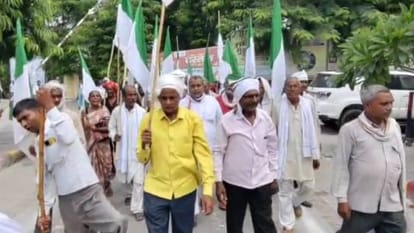 कालाबाजारी से बढ़ा खाद संकट: किल्लत से जूझ रहे किसान सड़कों पर उतरने को मजबूर, आधार कार्ड की व्यवस्था हुई फेल Fertilizer crisis increased due to black marketing farmers struggling with shortage forced to take to streets