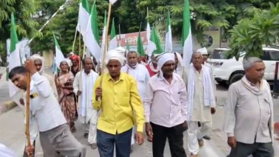 Fertilizer crisis increased due to black marketing farmers struggling with shortage forced to take to streets