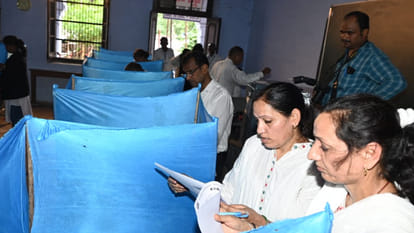Kanpur: 74.1 percent voting in Lawyers Association elections,ballot boxes sealed under supervision of officers
