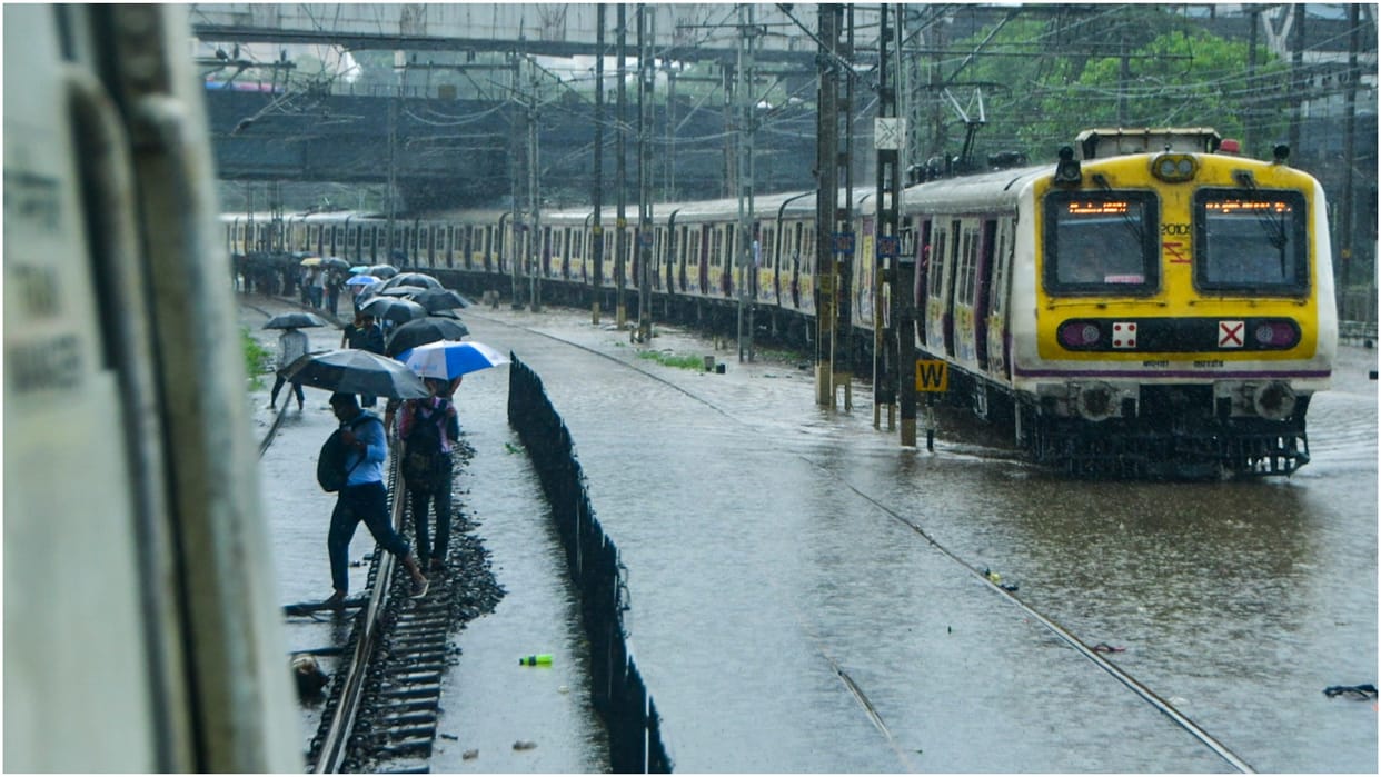 Disaster rains in Maharashtra, 14th people dead so far; CM Fadnavis said – Next 48 hours are very important