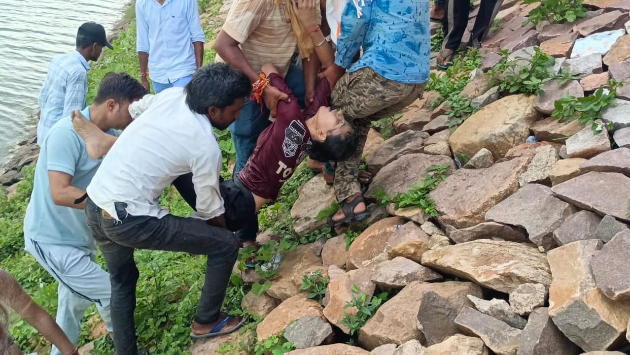 Lalitpur: Sent photo to brother before suicide, wrote be happy now... BSc student jumped into Govind Sagar dam