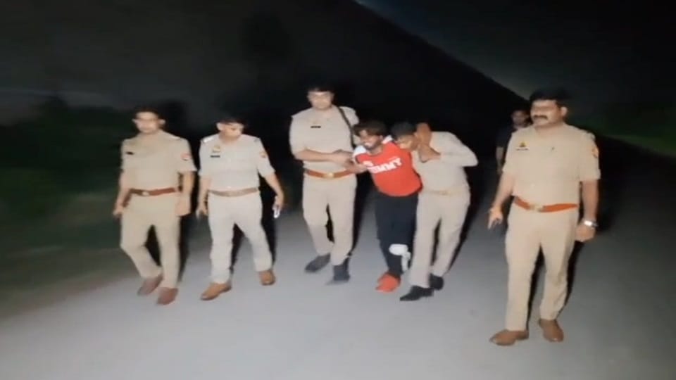 Police encounter with accused of snatching things from passersby one injured in the encounter in Bulandshahr