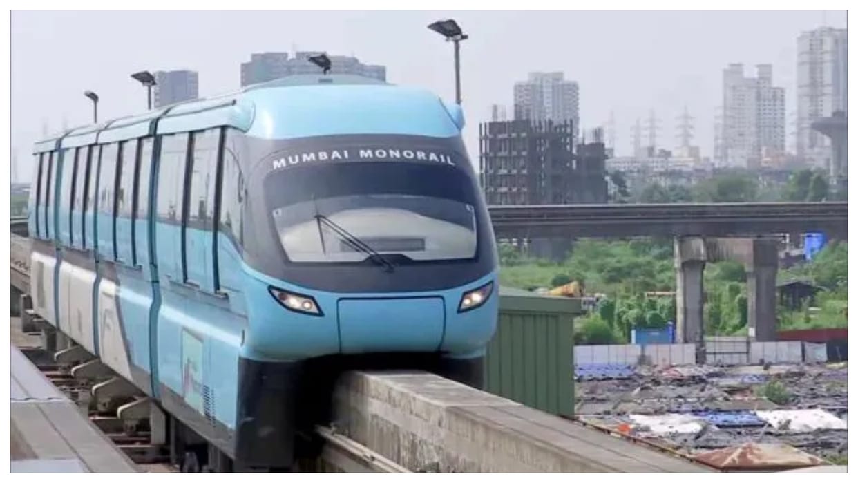 Mumbai Monorail stop again train stand for 12 minutes Dangerous situation averted after crowd reduced