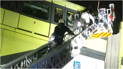 मोनोरेल से यात्रियों को क्रेन की मदद से निकाला गया