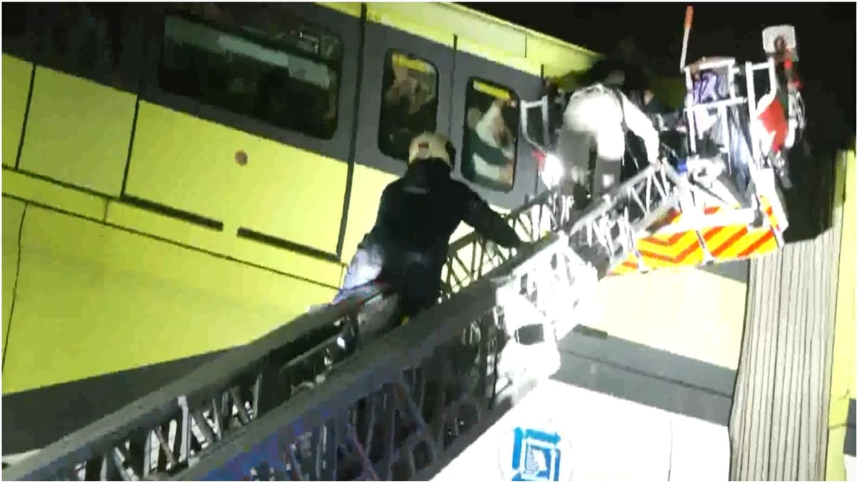 mumbai rain stop monorail passengers stranded for hours without air conditioner
