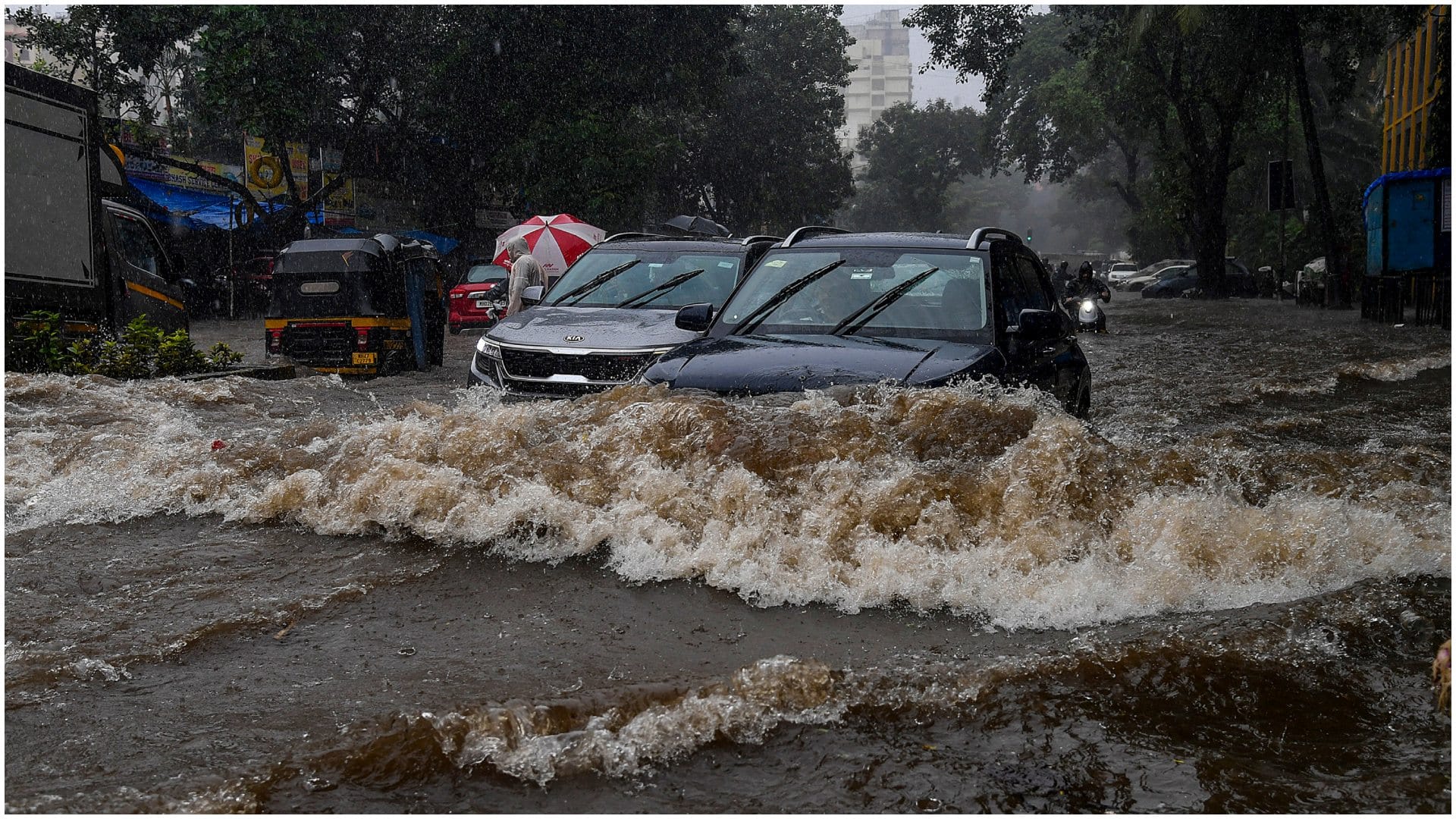 Maharashtra Mumbai Rain lashes Airlines issues travel advisory waterlogging sluggish traffic