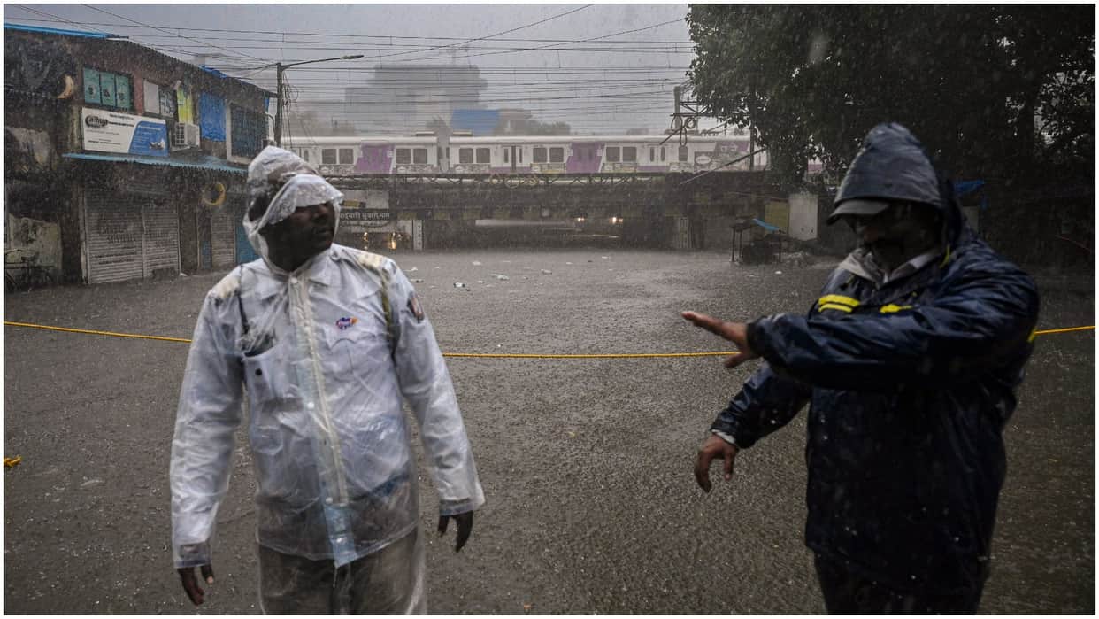 Maharashtra Mumbai Rain lashes Airlines issues travel advisory waterlogging sluggish traffic