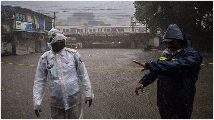 Mumbai Rains: मुंबई में आफत की बारिश; सड़क, रेल और हवाई यातायात प्रभावित, स्कूल-कॉलेज समेत सरकारी कार्यालय बंद