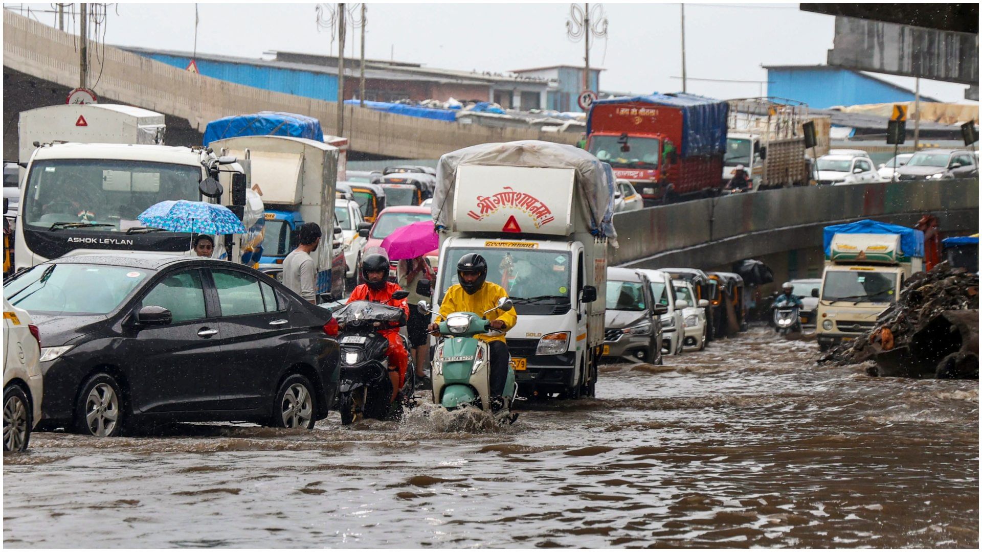Maharashtra Mumbai Rain lashes Airlines issues travel advisory waterlogging sluggish traffic