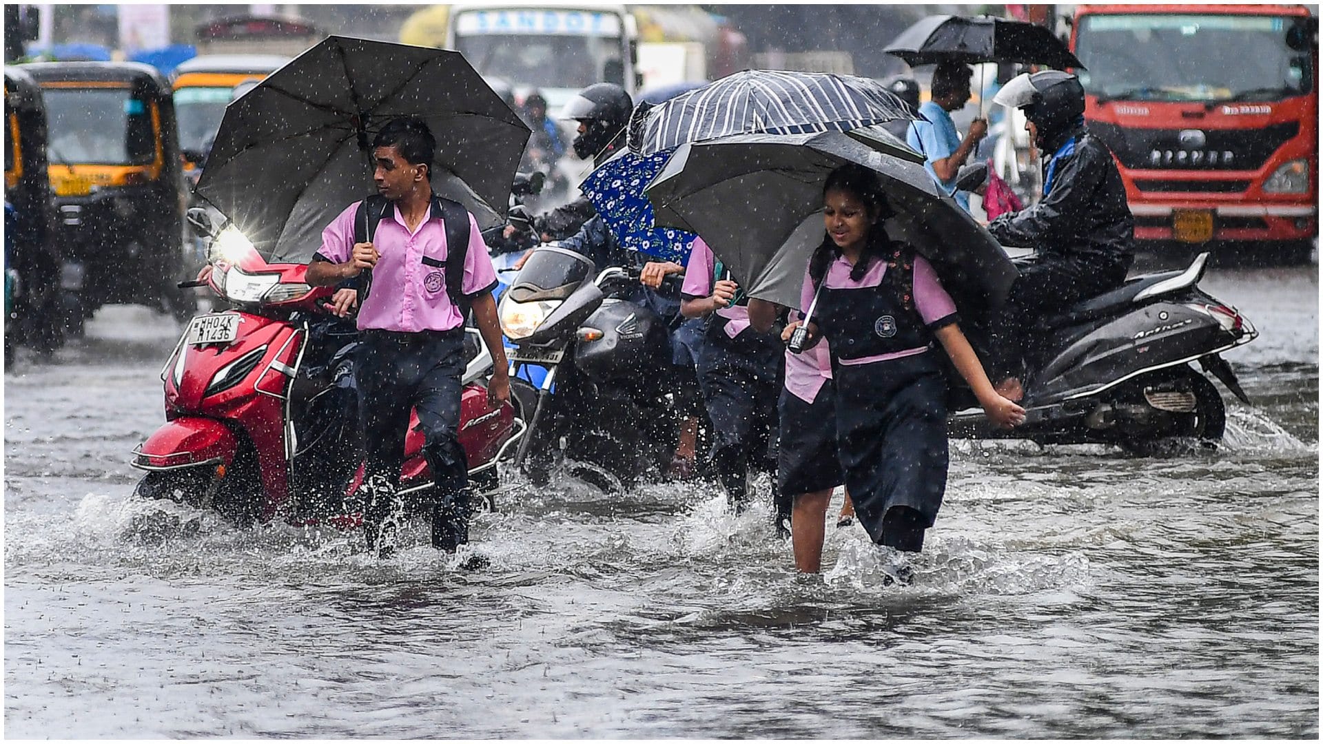 Maharashtra Mumbai Rain lashes Airlines issues travel advisory waterlogging sluggish traffic