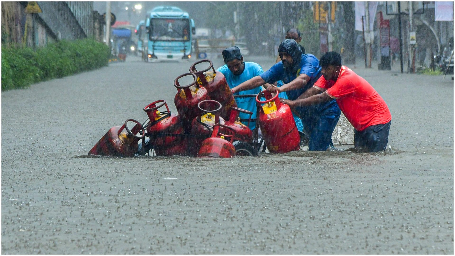 Maharashtra Mumbai Rain lashes Airlines issues travel advisory waterlogging sluggish traffic