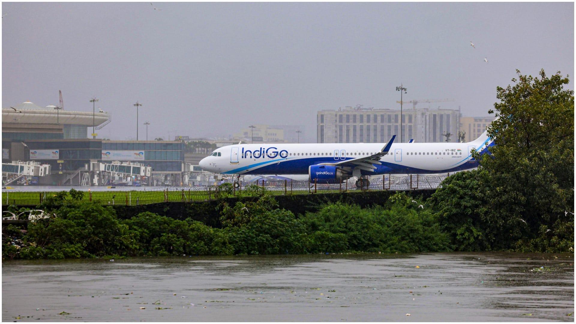 Maharashtra Mumbai Rain lashes Airlines issues travel advisory waterlogging sluggish traffic