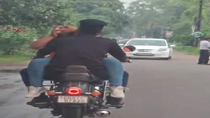 प्रेमी से लिपटकर बाइक की टंकी पर बैठी लड़की