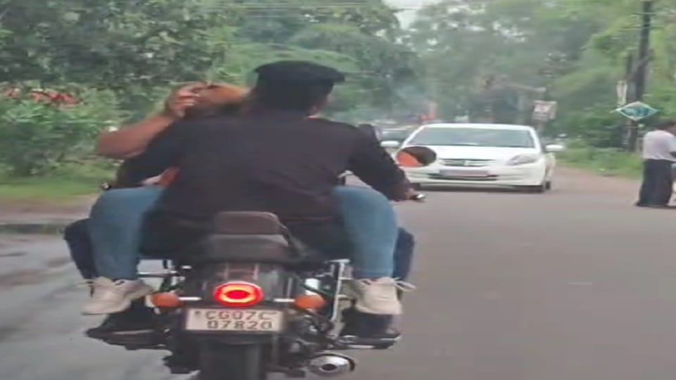 Girl sits on the bike tank hugging her boyfriend video of the couple romancing in public goes viral in Durg