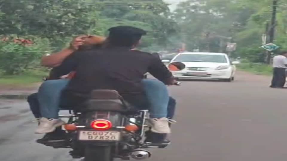 प्रेमी से लिपटकर बाइक की टंकी पर बैठी लड़की