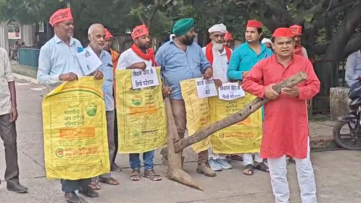 SP workers demonstrated in Sonbhadra over shortage of fertilizers