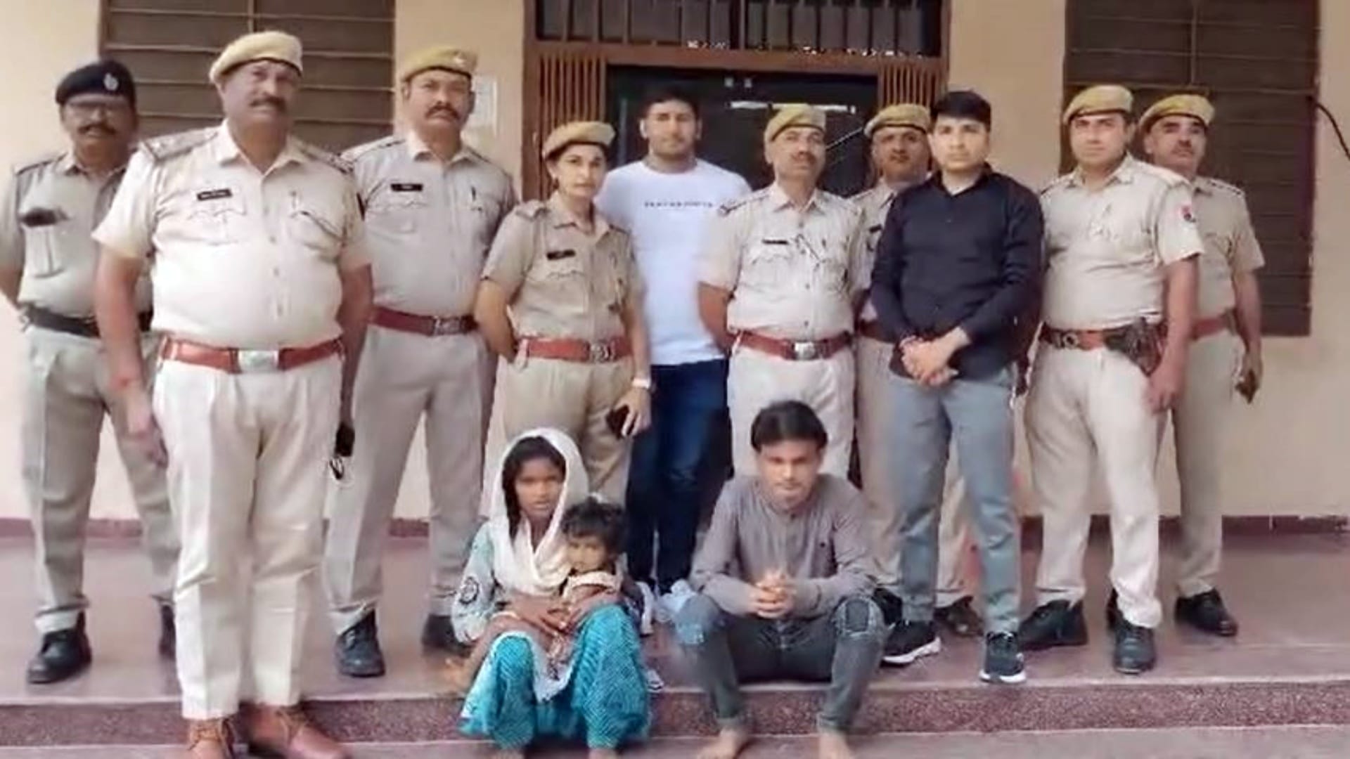 पुलिस हिरासत में पत्नी और उसका प्रेमी