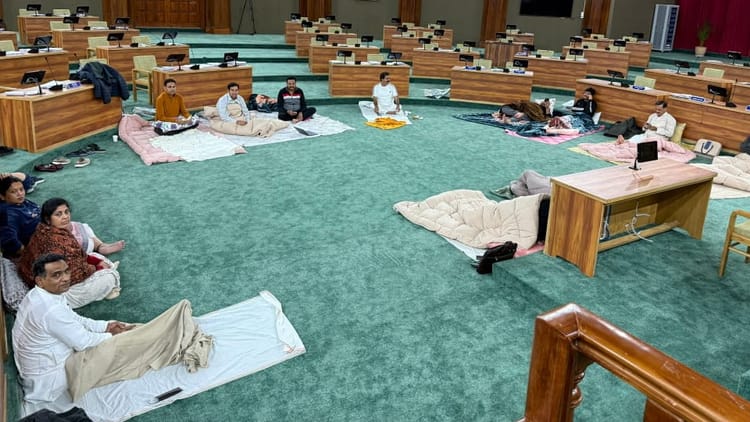 Uttarakhand Monsoon Session: दिनभर भारी विरोध के बाद रात में सदन के अंदर विपक्ष का कंबल कैंप, दिया धरना