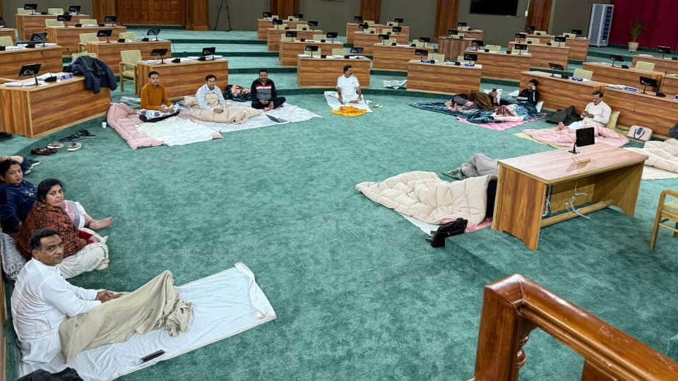 Uttarakhand Monsoon Session In Gairsain opposition set up a blanket camp inside House at night and staged a si
