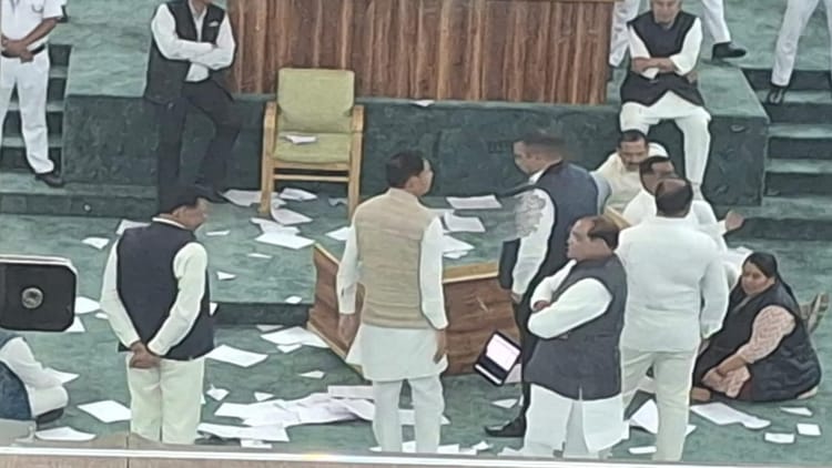 उत्तराखंड मानसून सत्र: विस में विपक्ष का हंगामा...कार्यसूची फाड़कर पर्चे उड़ाए, सचिव की मेज पलटी, तोड़ा माइक