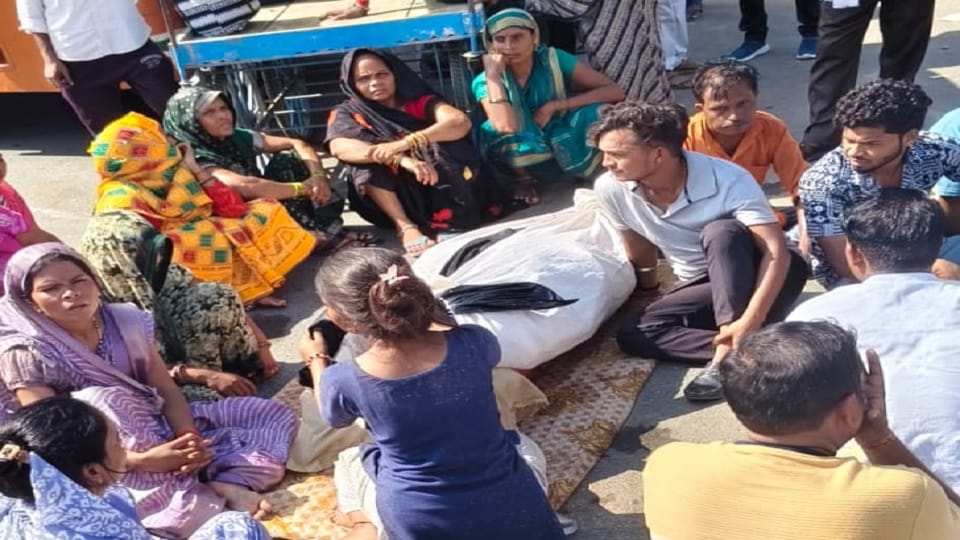 Uproar after the death of a laborer family members left the body in the middle of the road