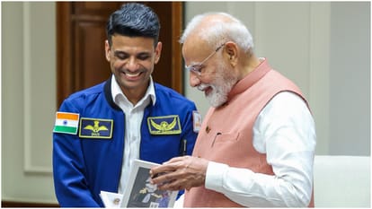 PM Modi Shubhanshu Meet: पीएम मोदी और शुभांशु के बीच क्या बात हुई? वीडियो साझा कर प्रधानमंत्री ने खुद बताया Prime Minister Narendra Modi wonderful conversation with Shubhanshu Shukla Do watch