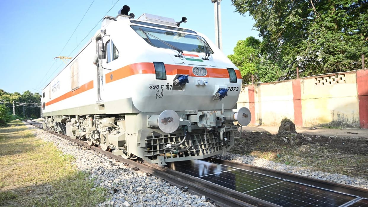 Indian Railways Installs Solar Panels Between Tracks Know Reason, Benefits and Full Details in Hindi