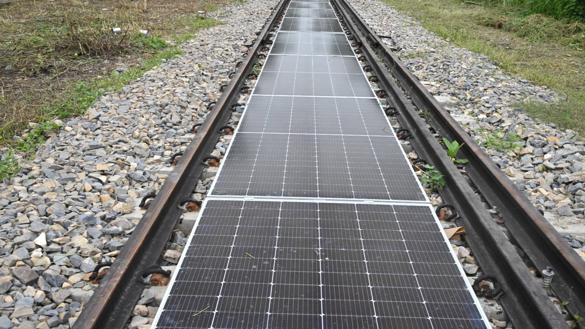 Indian Railways Installs Solar Panels Between Tracks Know Reason, Benefits and Full Details in Hindi