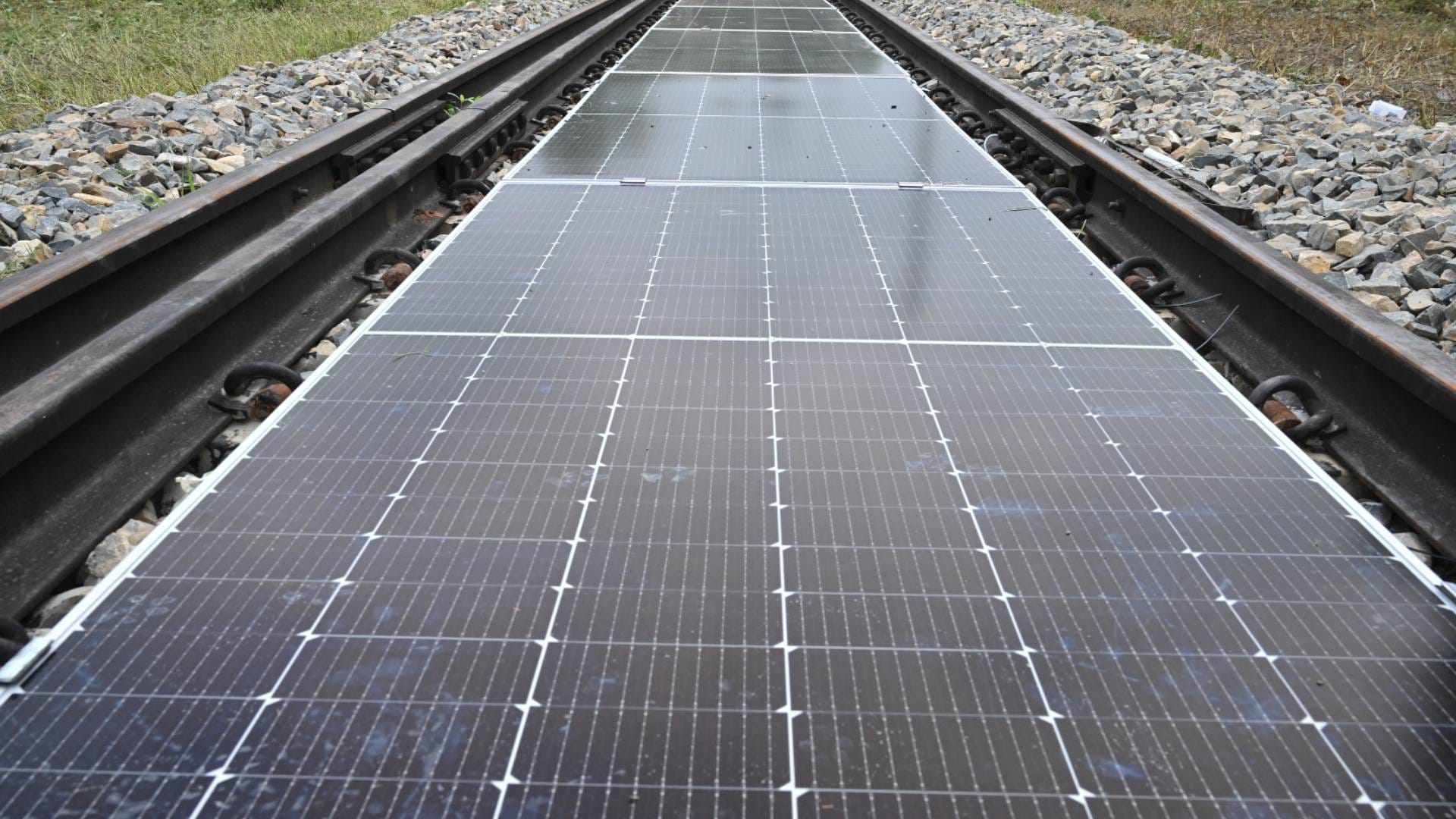 Indian Railways Installs Solar Panels Between Tracks Know Reason, Benefits and Full Details in Hindi